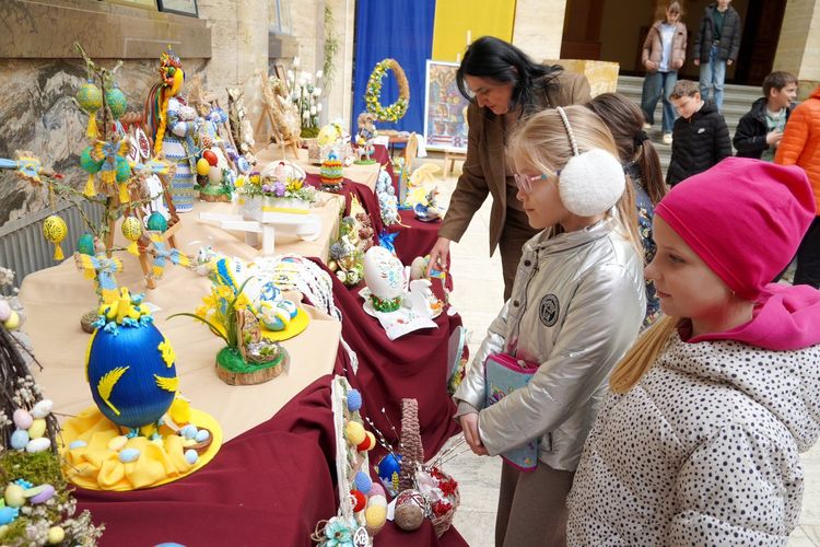 Понад 100 школярів узяли участь у великодніх майстер-класах на площі Народній