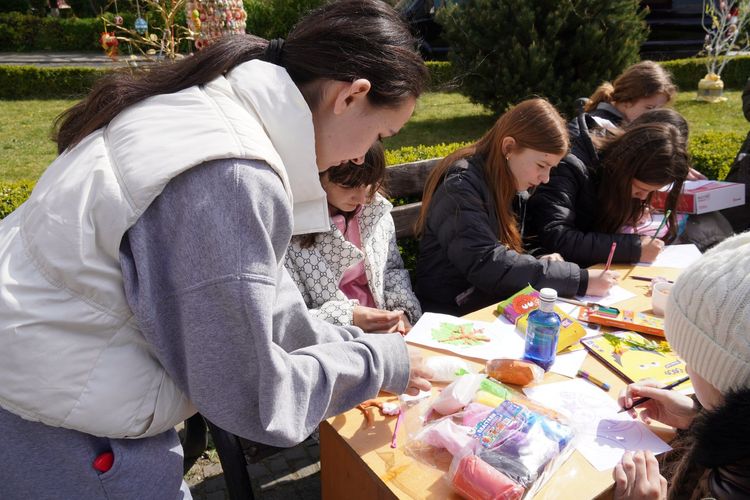 Понад 100 школярів узяли участь у великодніх майстер-класах на площі Народній