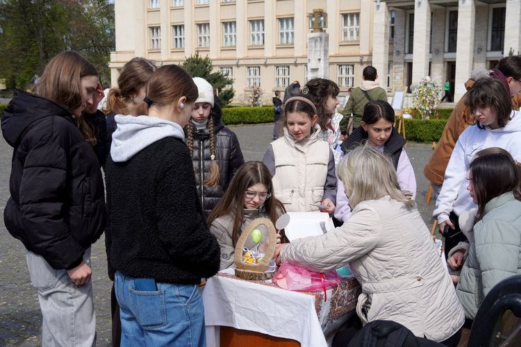 Понад 100 школярів узяли участь у великодніх майстер-класах на площі Народній