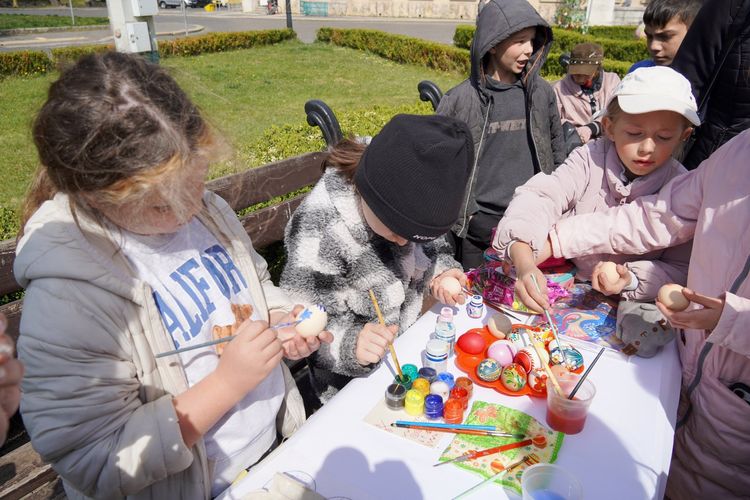 Понад 100 школярів узяли участь у великодніх майстер-класах на площі Народній