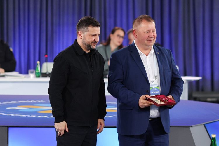 Володимир Зеленський вручив державні нагороди трьом закарпатцям