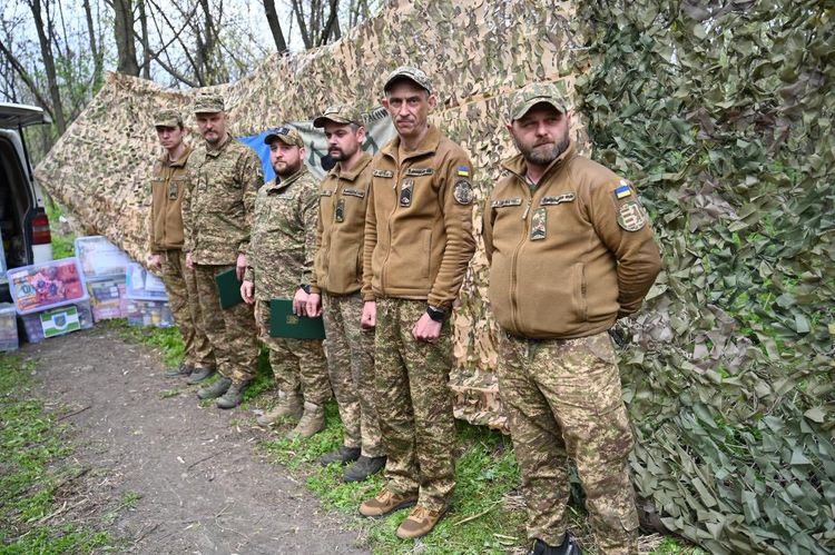 Технічна допомога та великодні гостинці від громад Закарпаття надійшли воїнам Нацгвардії