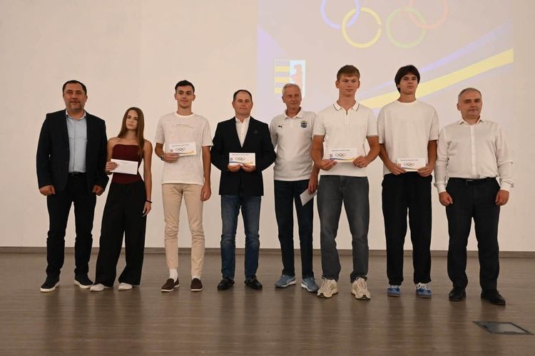 З нагоди Дня фізичної культури і спорту в Ужгороді відзначили представників спортивної спільноти краю
