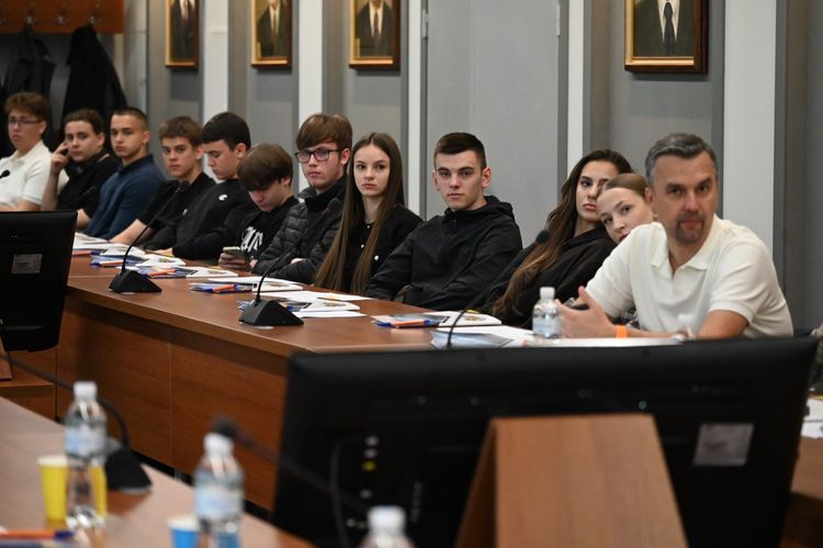Геополітичні виклики та стратегії відновлення: в УжНУ стартувала масштабна міжнародна конференція