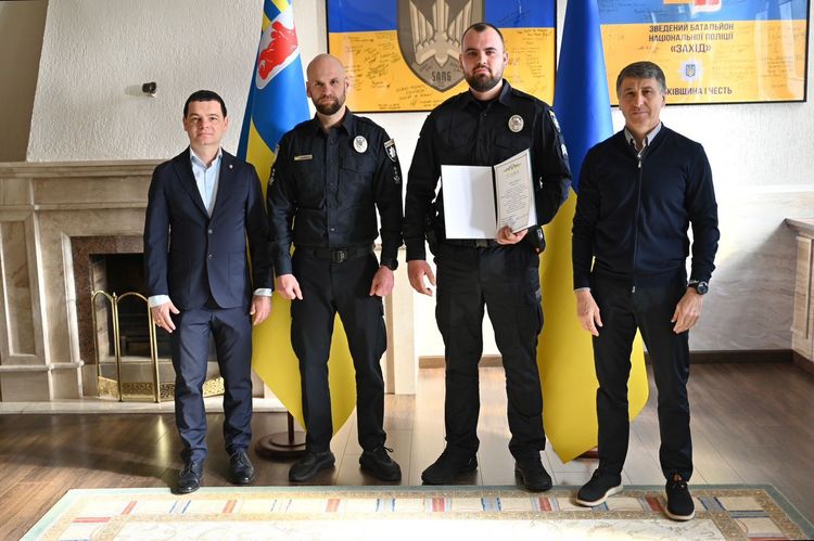 Керівництво області відзначило патрульних за затримання озброєного школяра в Чопі