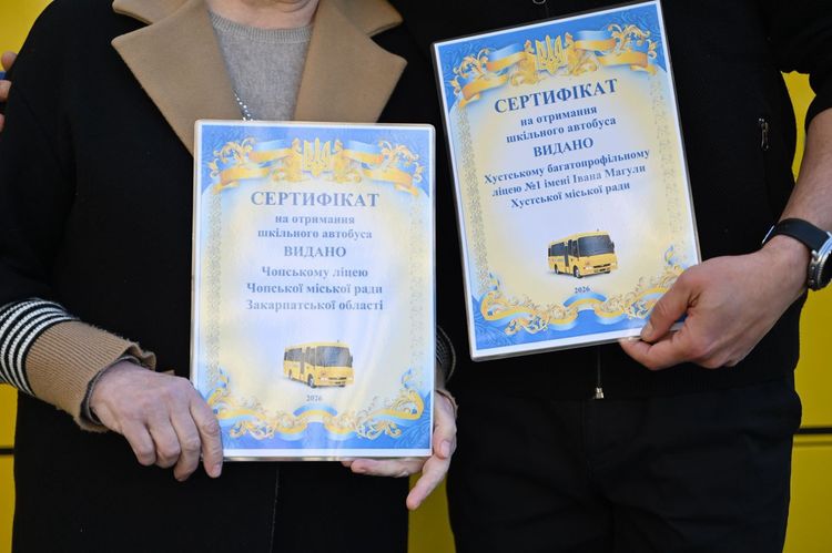 Школи Чопа та Хуста отримали нові інклюзивні автобуси