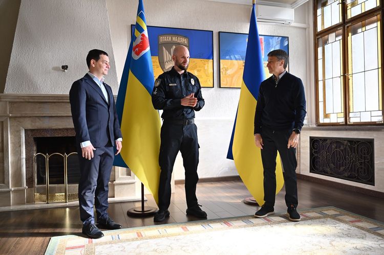 Керівництво області відзначило патрульних за затримання озброєного школяра в Чопі