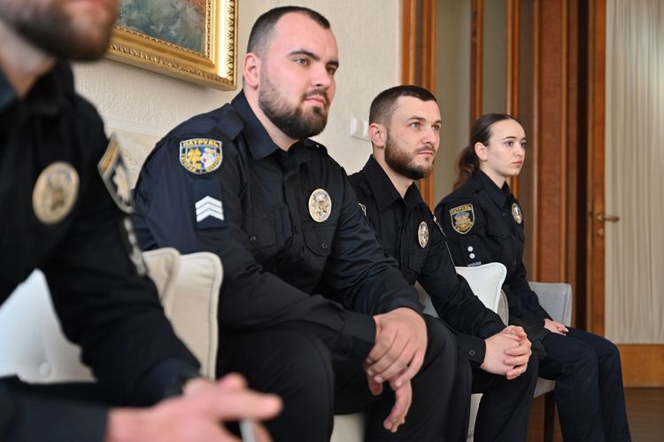 Керівництво області відзначило патрульних за затримання озброєного школяра в Чопі