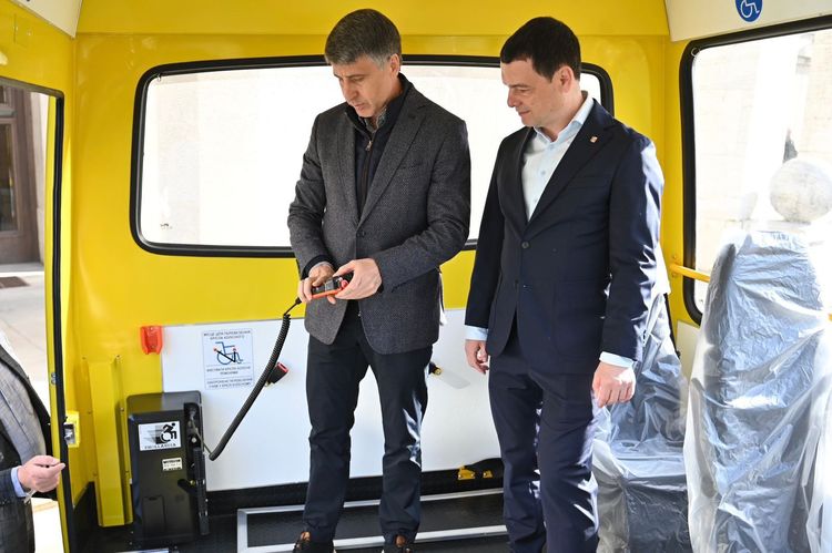 Школи Чопа та Хуста отримали нові інклюзивні автобуси