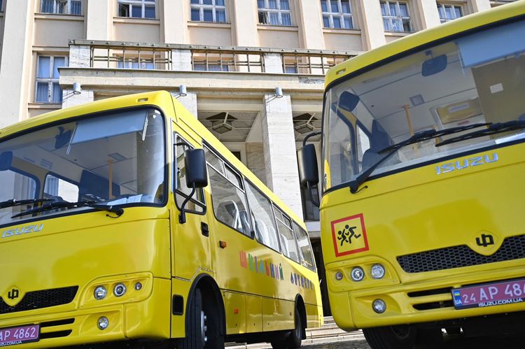 Школи Чопа та Хуста отримали нові інклюзивні автобуси
