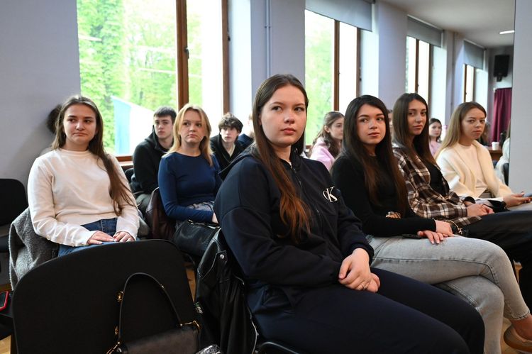 Геополітичні виклики та стратегії відновлення: в УжНУ стартувала масштабна міжнародна конференція