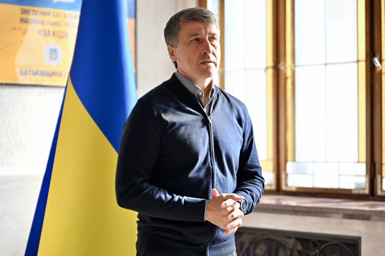 Керівництво області відзначило патрульних за затримання озброєного школяра в Чопі