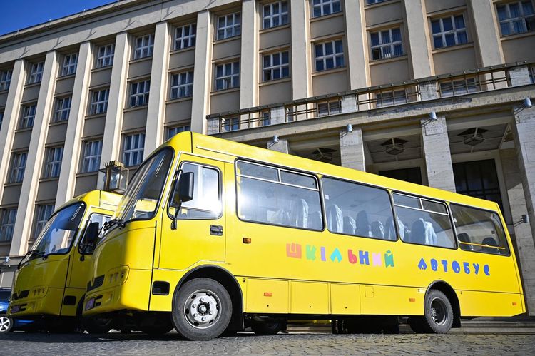 Школи Чопа та Хуста отримали нові інклюзивні автобуси