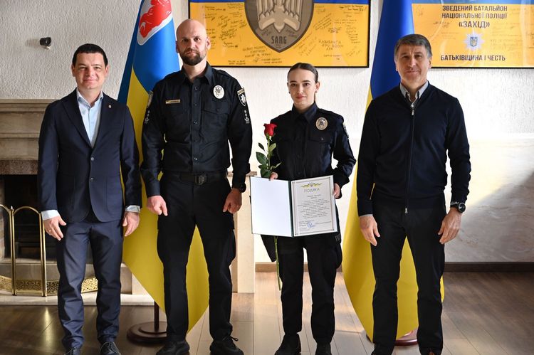 Керівництво області відзначило патрульних за затримання озброєного школяра в Чопі
