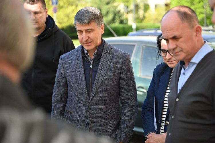 Школи Чопа та Хуста отримали нові інклюзивні автобуси