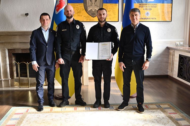 Керівництво області відзначило патрульних за затримання озброєного школяра в Чопі