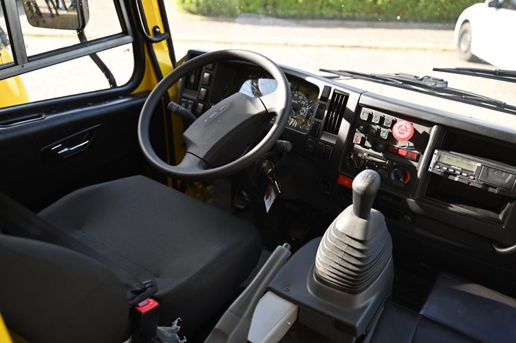 Школи Чопа та Хуста отримали нові інклюзивні автобуси