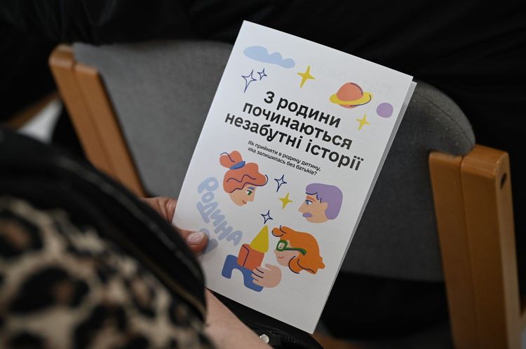 Патронат замість інтернатів: ромську громаду Ужгорода ознайомили з перевагами сімейного виховання