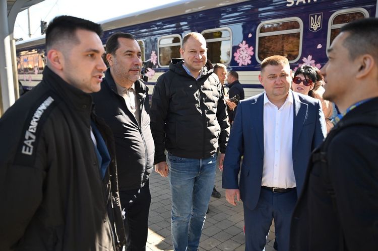 До Ужгорода зі столиці вперше прибув новий флагманський поїзд «Сакура»