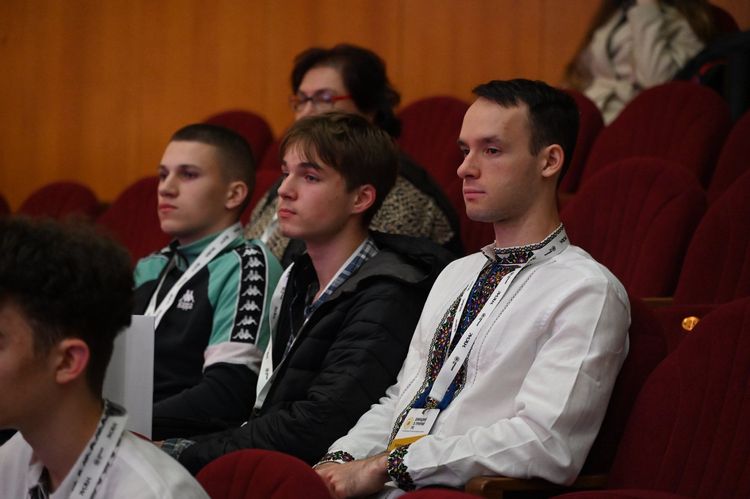 77 юних астрономів з усієї країни змагаються в Ужгороді за звання найкращого