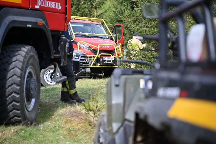 На Мукачівщині другу добу триває ліквідація масштабної лісової пожежі