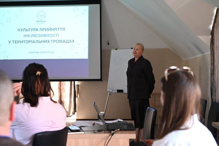 На Хустщині обговорили стратегію безбар’єрного розвитку громад