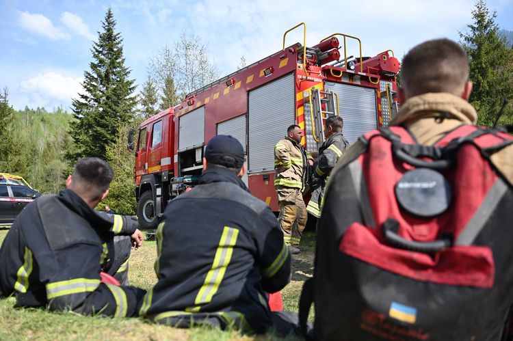 На Мукачівщині другу добу триває ліквідація масштабної лісової пожежі