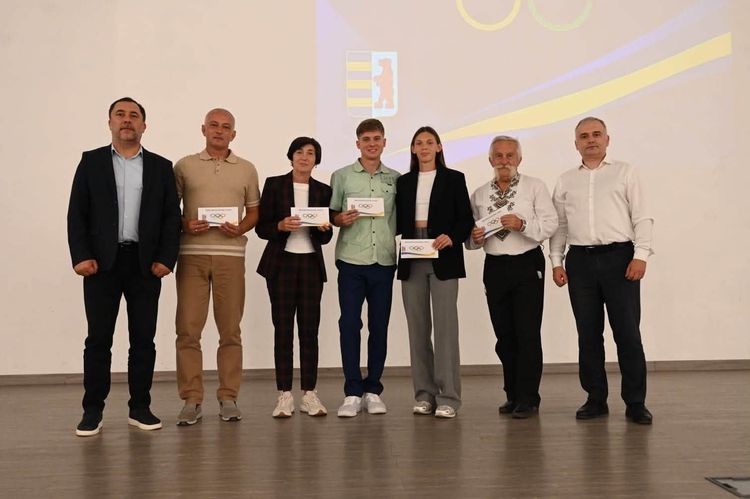 З нагоди Дня фізичної культури і спорту в Ужгороді відзначили представників спортивної спільноти краю