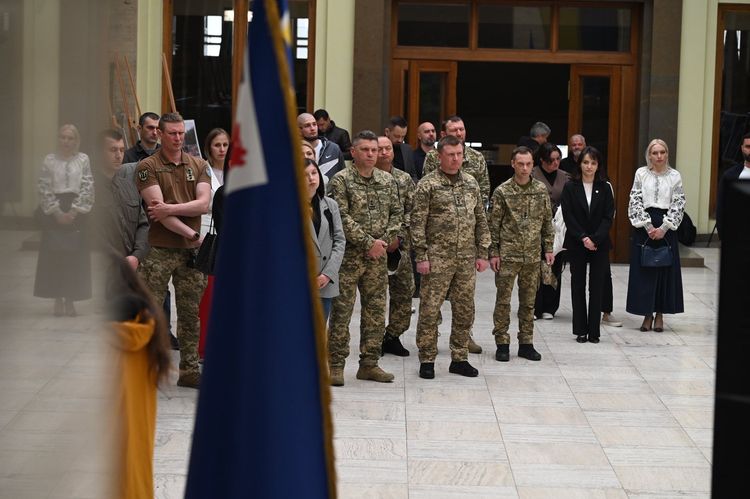 В атріумі ОВА відкрили фотовиставку «Разом заради повернення»