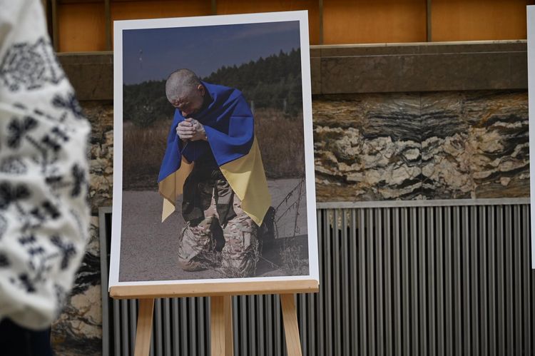 В атріумі ОВА відкрили фотовиставку «Разом заради повернення»