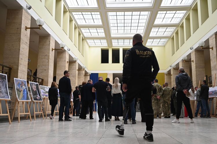В атріумі ОВА відкрили фотовиставку «Разом заради повернення»
