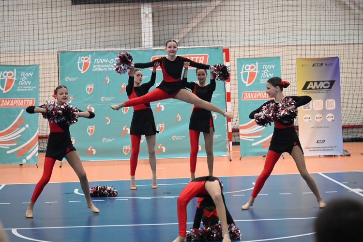 «Пліч-о-пліч»: в Ужгороді провели обласні змагання з черлідингу