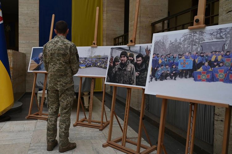 В атріумі ОВА відкрили фотовиставку «Разом заради повернення»