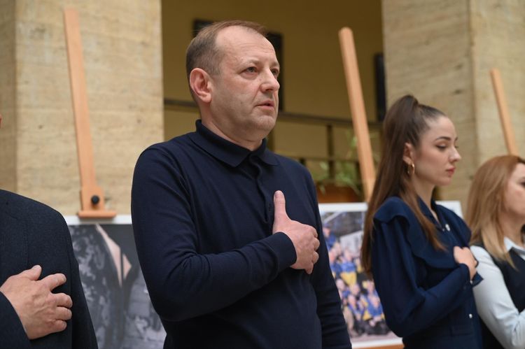 В атріумі ОВА відкрили фотовиставку «Разом заради повернення»