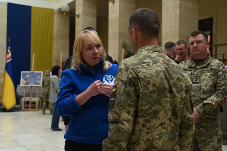 В атріумі ОВА відкрили фотовиставку «Разом заради повернення»