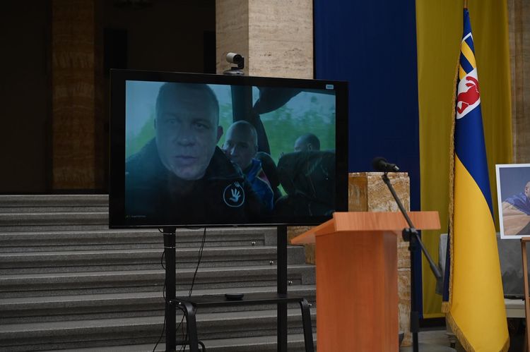 В атріумі ОВА відкрили фотовиставку «Разом заради повернення»