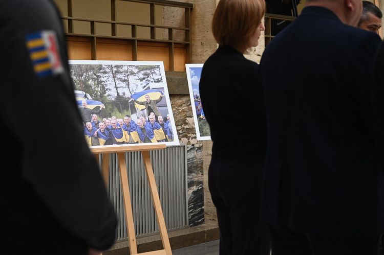В атріумі ОВА відкрили фотовиставку «Разом заради повернення»