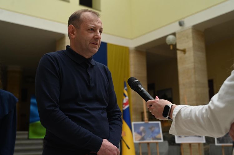 В атріумі ОВА відкрили фотовиставку «Разом заради повернення»