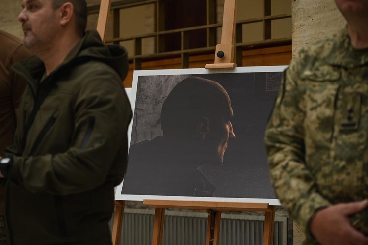 В атріумі ОВА відкрили фотовиставку «Разом заради повернення»
