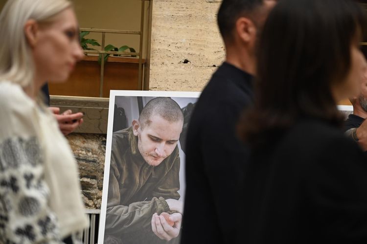 В атріумі ОВА відкрили фотовиставку «Разом заради повернення»