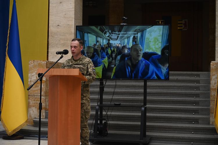 В атріумі ОВА відкрили фотовиставку «Разом заради повернення»