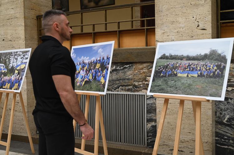 В атріумі ОВА відкрили фотовиставку «Разом заради повернення»