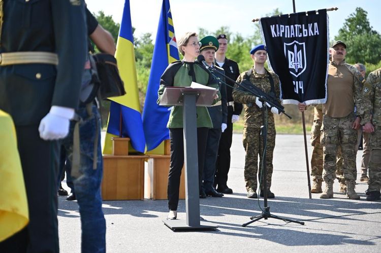 На Закарпатті зустріли прах лідера ОУН Андрія Мельника та його дружини