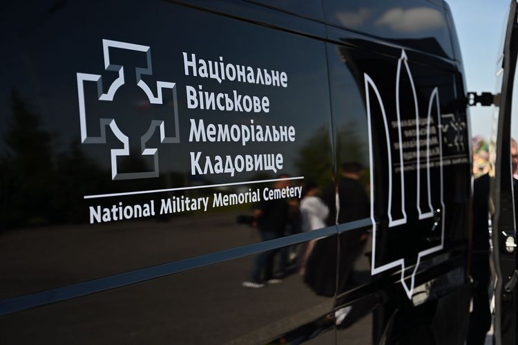 На Закарпатті зустріли прах лідера ОУН Андрія Мельника та його дружини