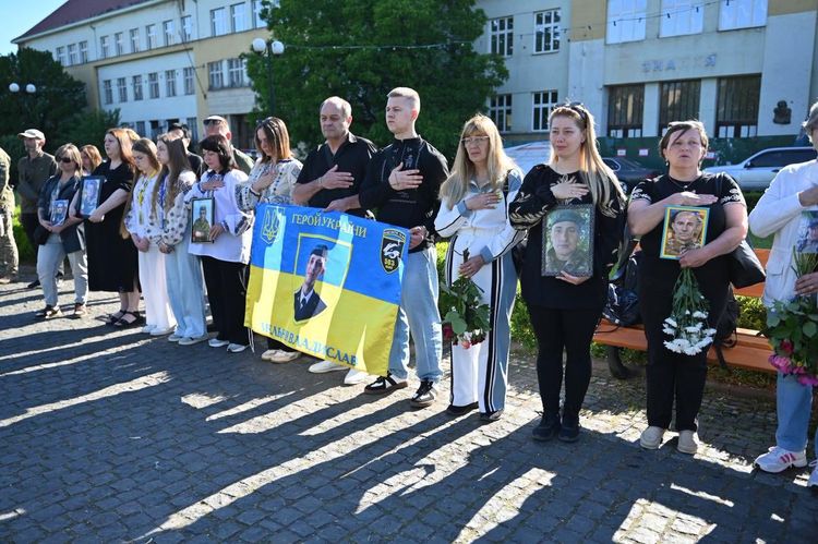В Ужгороді урочисто підняли прапор морської піхоти України та вшанували полеглих Героїв