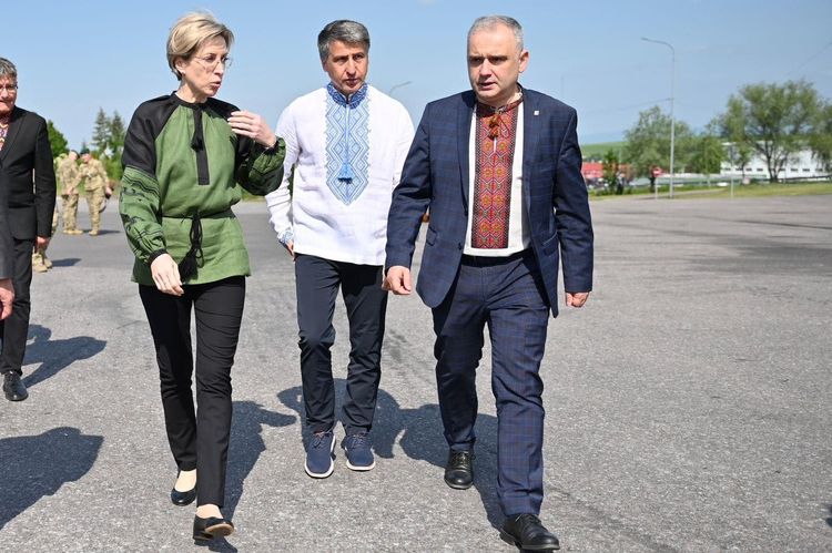 На Закарпатті зустріли прах лідера ОУН Андрія Мельника та його дружини