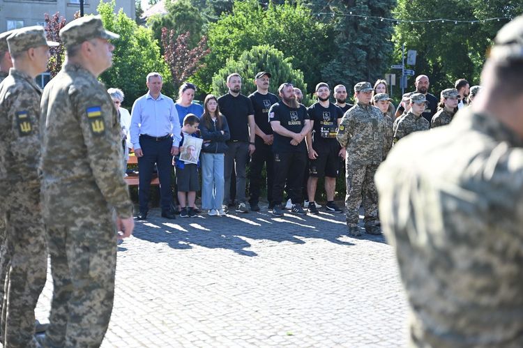 В Ужгороді урочисто підняли прапор морської піхоти України та вшанували полеглих Героїв