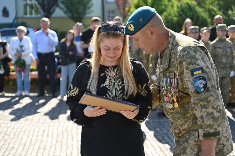 В Ужгороді урочисто підняли прапор морської піхоти України та вшанували полеглих Героїв