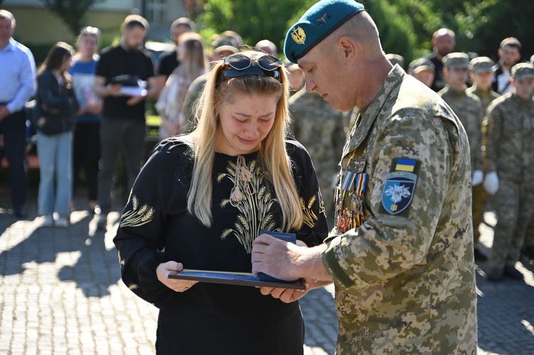 В Ужгороді урочисто підняли прапор морської піхоти України та вшанували полеглих Героїв