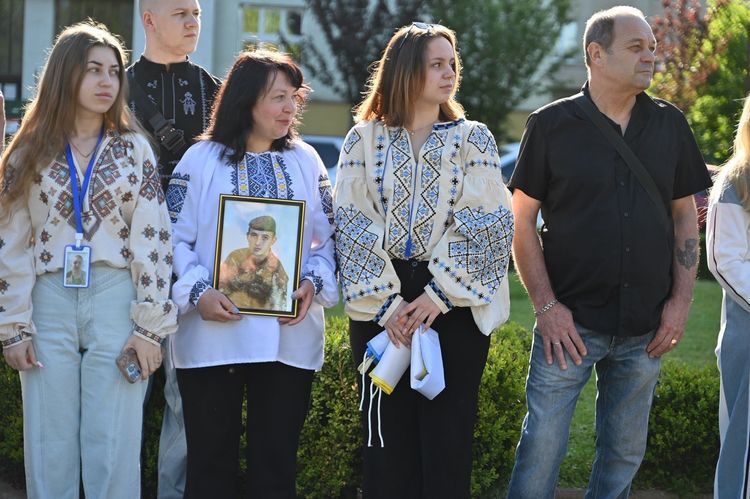 В Ужгороді урочисто підняли прапор морської піхоти України та вшанували полеглих Героїв